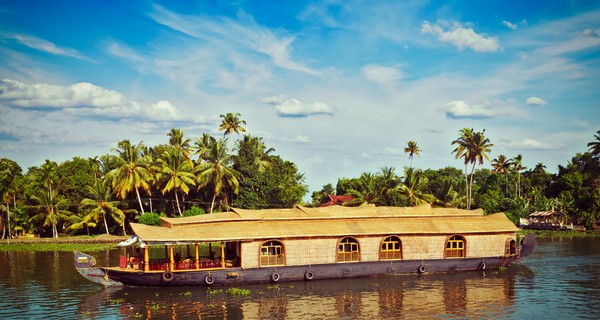our-guide-to-luxury-houseboats-in-kerala