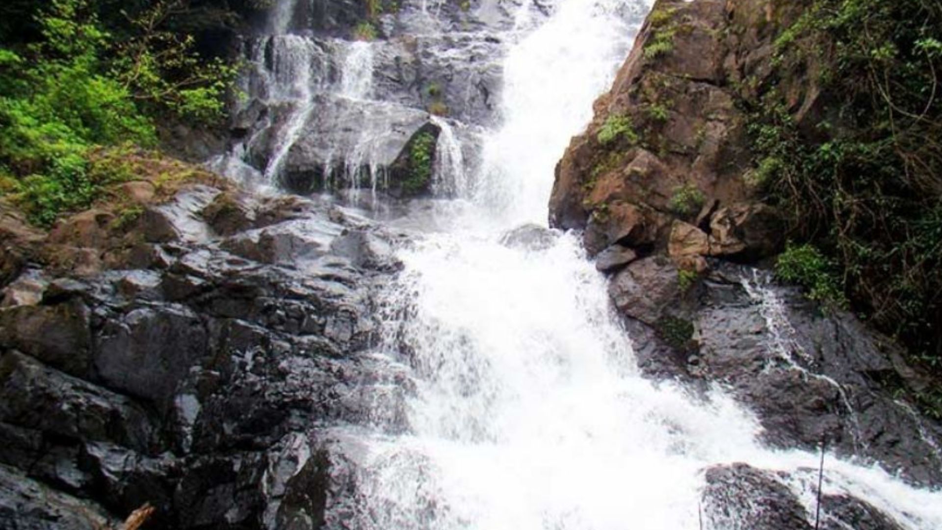 tambdi-surla-waterfall-goa